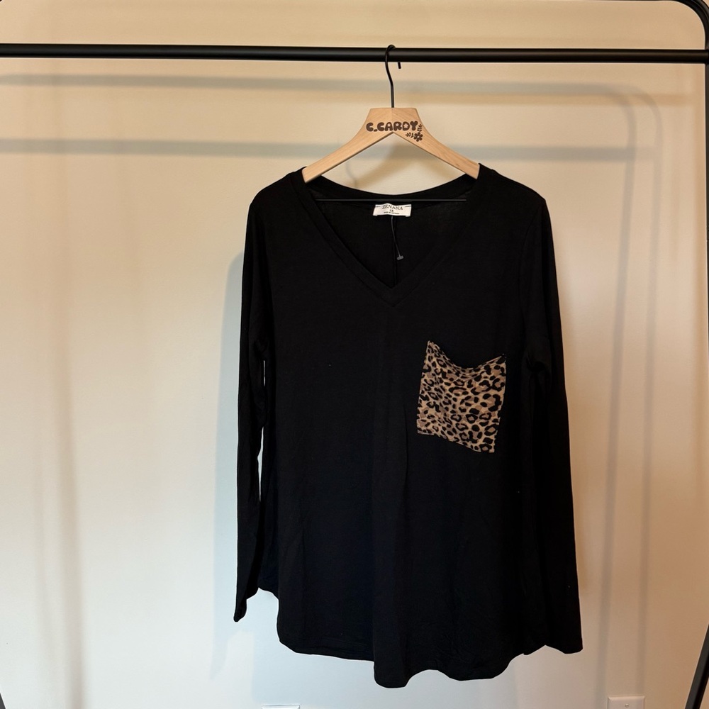 NWOT Zenana Black Leopard Pocket Long Sleeve V-Neck Tee